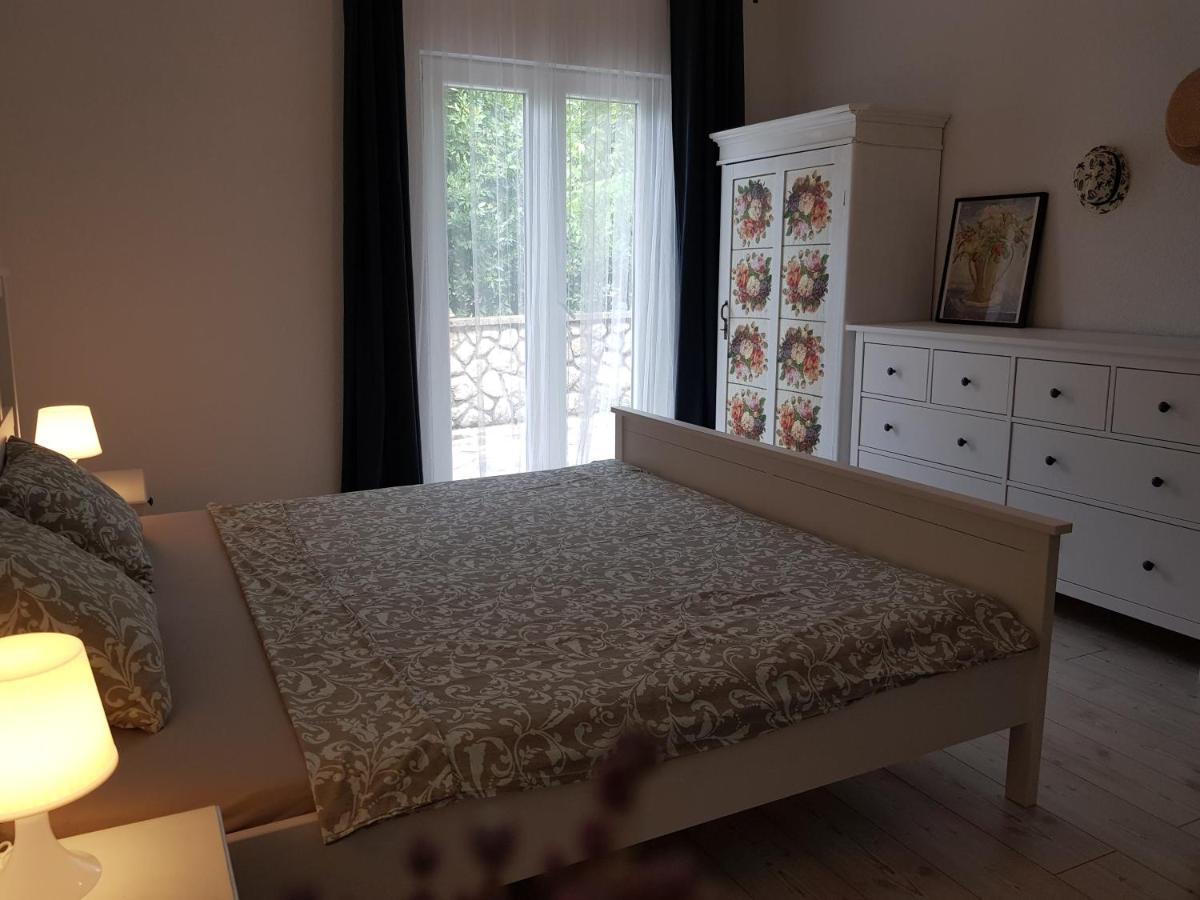 Apartmani Elena Malinska Bagian luar foto