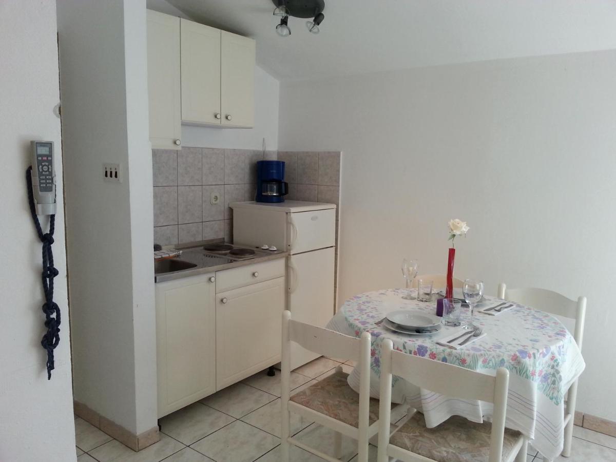 Apartmani Elena Malinska Bagian luar foto