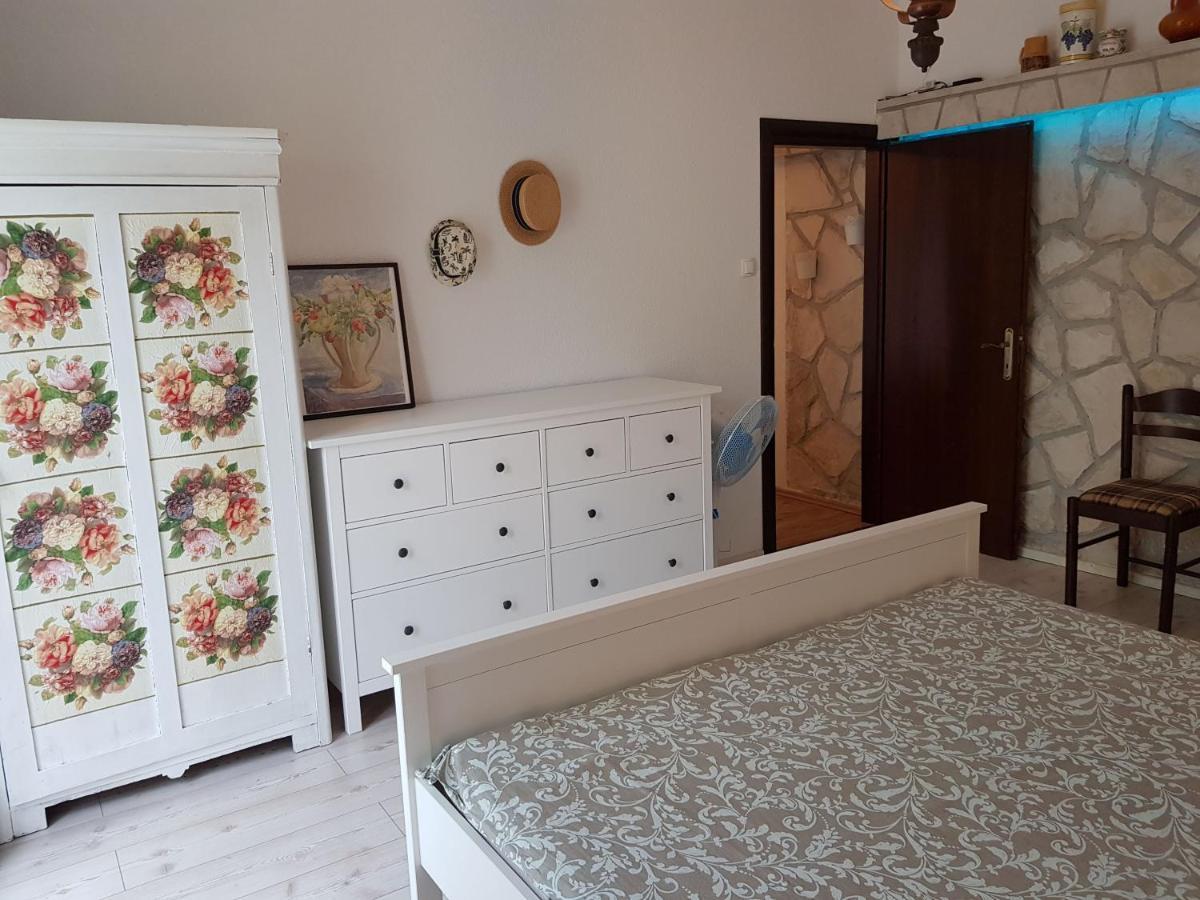 Apartmani Elena Malinska Bagian luar foto