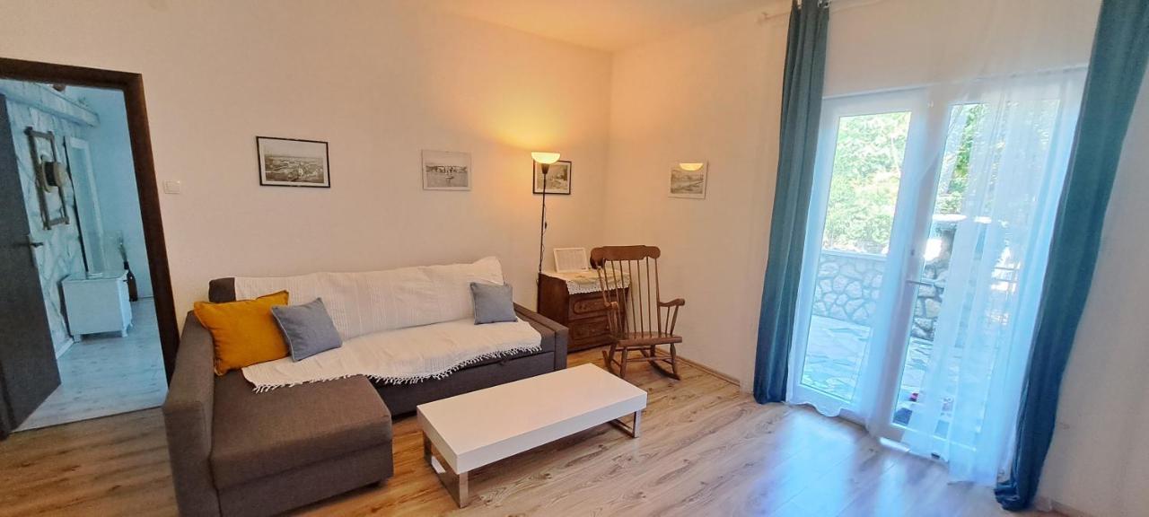 Apartmani Elena Malinska Bagian luar foto